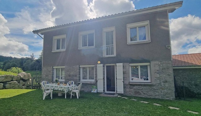 Cozy 2-bedroom cottage with garden, near nature