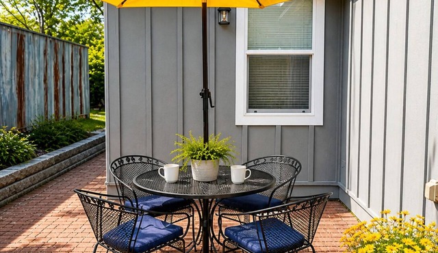 Cozy 2-bedroom cottage in delightful Eudora with AC