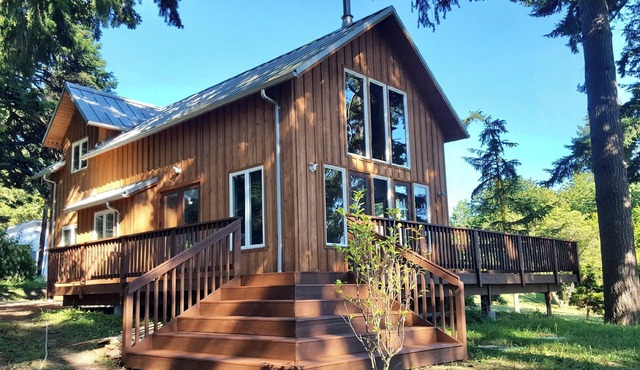 Cozy 2-bedroom cottage on welcoming Camano Island with great sunset views!