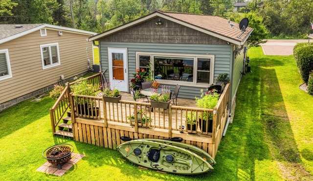 Cozy 2-bedroom cottage on Lake Bemidji with AC