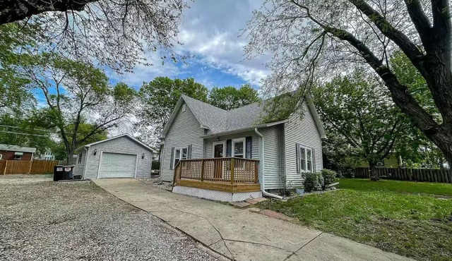 Cozy 2 bedroom cottage, near Stadium.