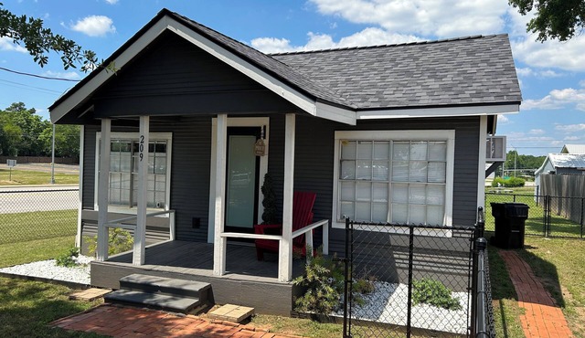 Cozy 2-bedroom cottage in tranquil Longview with fenced yard and many amenities.