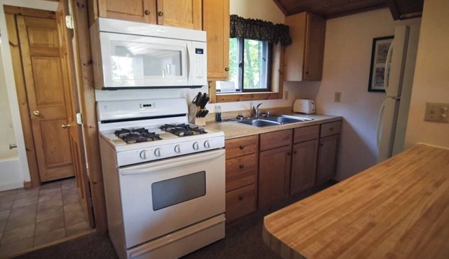 Cozy 2 bedroom cottage with full kitchen minutes from Pictured Rocks Cruises!
