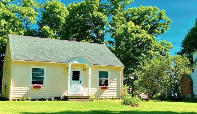 Cozy 2 bedroom cottage located on Poultney River