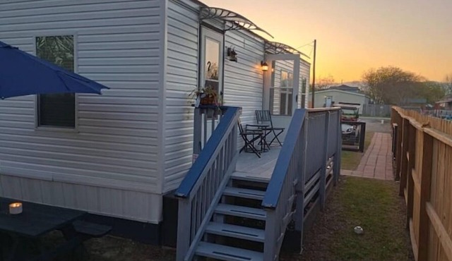 Cozy 2-bedroom cottage tiny house in Sunny San Leon TX