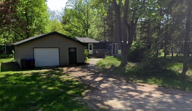 Cozy 2-bedroom Cottage - Trail access to Loon Lake