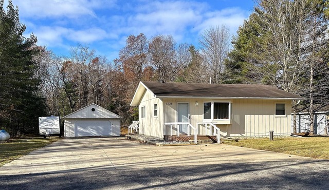 Cozy 2-bedroom cottage in beautiful Shawano/30 minutes from Lambeau Field