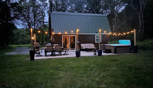 Cozy 2-bedroom cottage with WiFi, AC, and Hot Tub on 10 acres.