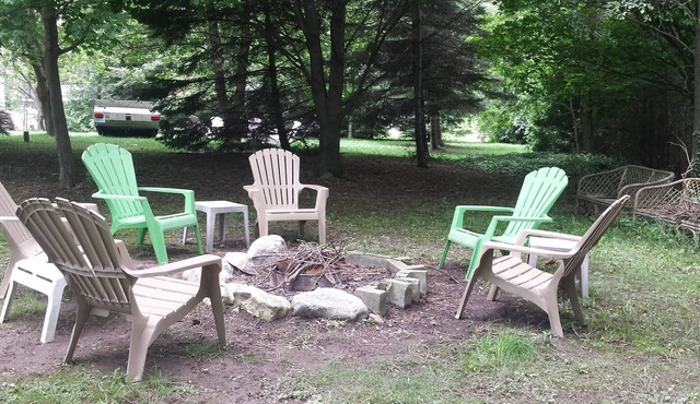 Cozy 2 Bedroom Cottage Walking Distance to the Beach