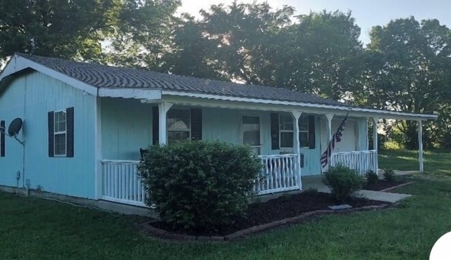 Cozy 2 Bedroom Country Cottage North of Parsons . Sleeps up to 5 people.