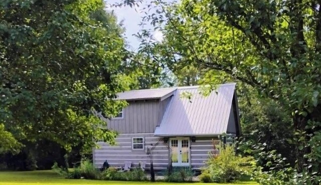Cozy 2-bedroom custom cabin