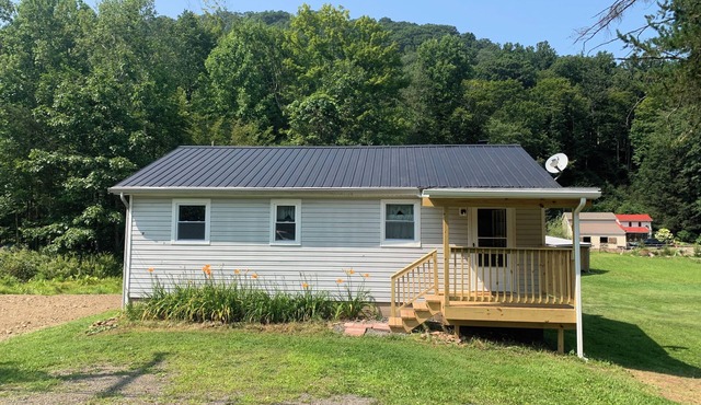 Cozy 2-bedroom Elk Grove cabin next to Ricketts Glen State Park