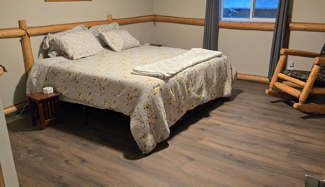 Cozy 2-bedroom farmhouse in charming Pinesdale with WiFi