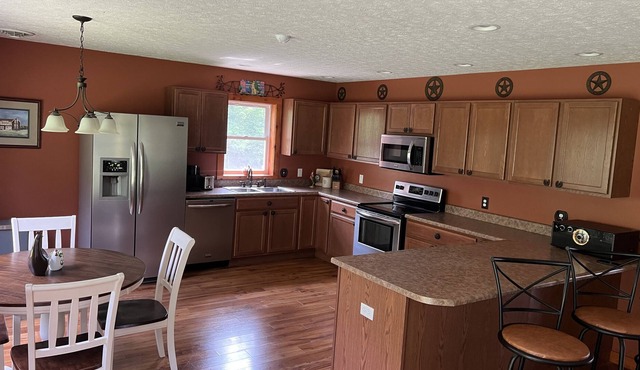 Cozy 2 bedroom farmhouse close to town