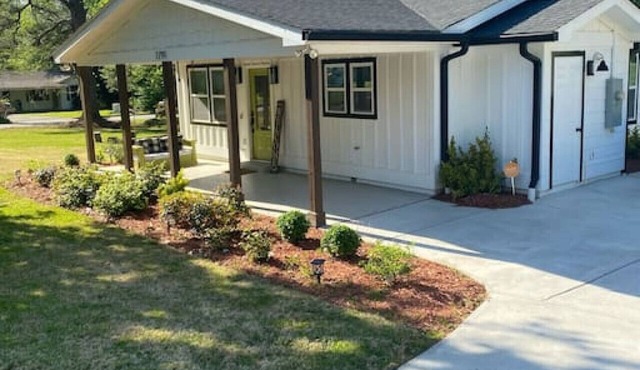 Cozy 2-bedroom Farmhouse with parking on premise