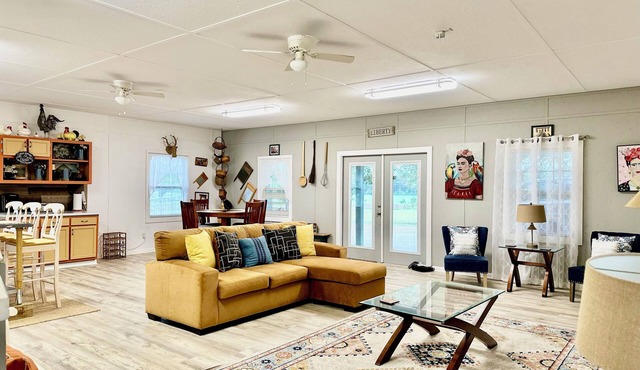 Cozy 2- bedroom, full bath guest house on working farm, 1 mile to racetrack.