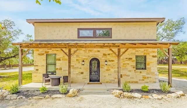 Cozy 2 bedroom getaway in Bulverde on gated 5 acres near to downtown Bulverde