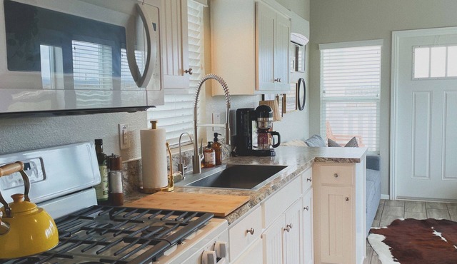 Cozy 2-bedroom guest house with WiFi, AC in peaceful Gazelle!