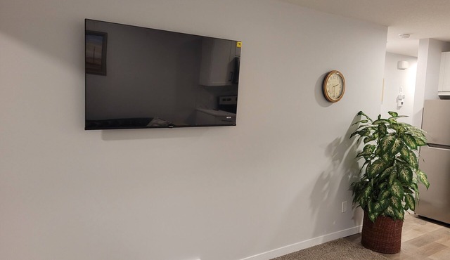 Cozy 2 bedroom Guest Suite in Calgary- Family friendly!