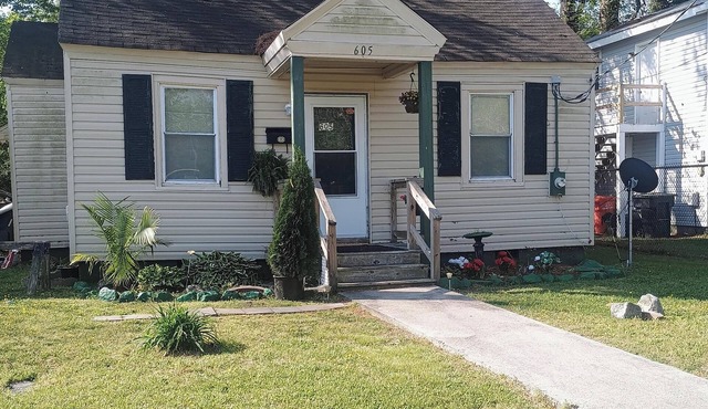 Cozy 2-bedroom house in tranquil Elizabeth City with AC. Kick back with us.