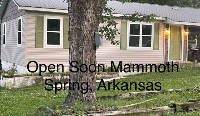 Cozy 2-bedroom house in peaceful Mammoth Spring with AC