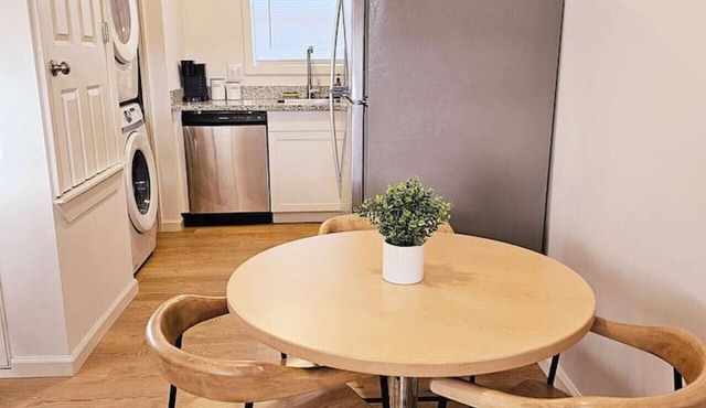 Cozy 2-Bedroom Haven: Sleeps 5!