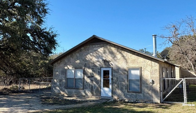 Cozy 2-Bedroom Hill Country Cottage in Adorable Barksdale TX