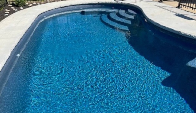 Cozy 2-bedroom house sleeps 6+ with heated inground pool in North Olmsted