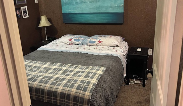 Cozy 2-bedroom house in serene neighborhood in Overland Park with AC