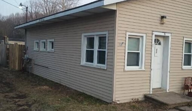Cozy 2-bedroom home 1 bath in DeWitt full kitchen Enclosed back yard, fire pit