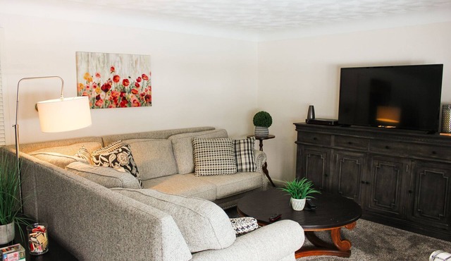 Cozy 2 Bedroom Home Downtown Defiance!