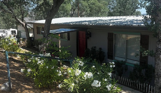 Cozy 2-bedroom home in amazing Clearlake with AC, WiFi,
