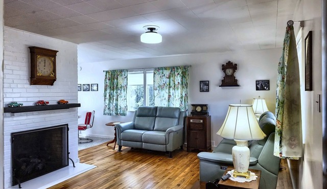 Cozy 2-bedroom home in Oak Ridge - 1940s themed