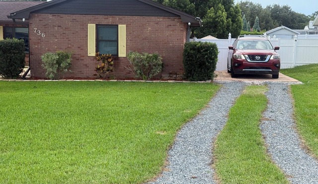 Cozy 2 bedroom home located near local tourist attractions and shopping.