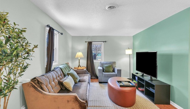 Cozy 2 Bedroom Home Mins from Downtown Champaign