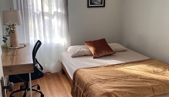 🏡 Cozy 2-Bedroom Home Near Ottawa Street Cafés & Riverside – Short-Term Stay