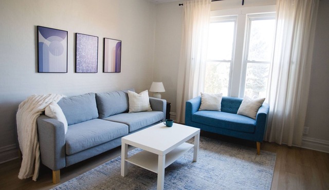 Cozy 2 Bedroom Home Near Downtown & Wrigley Field