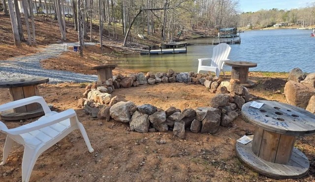 Cozy 2-bedroom home on Lake Secession!