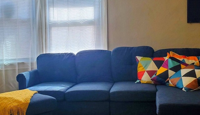 Cozy 2 Bedroom Home (Pet Friendly)