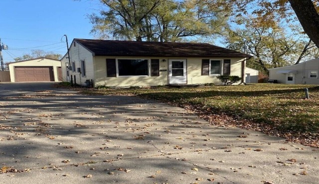 Cozy 2 bedroom home tucked in a quiet neighborhood