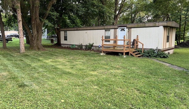 Cozy 2 bedroom home with Public Lake access around the corner.