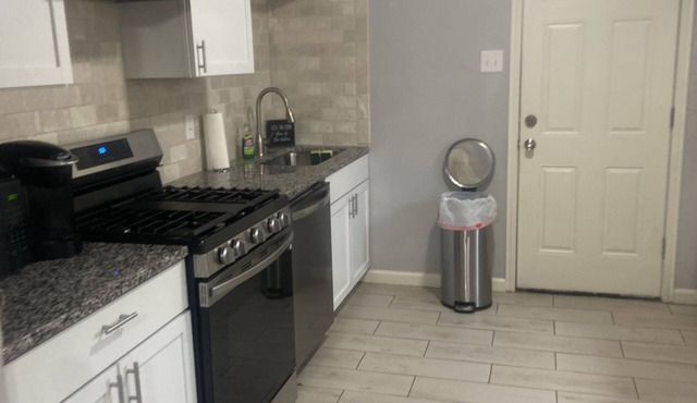 Cozy 2 Bedroom Home (Entire House)