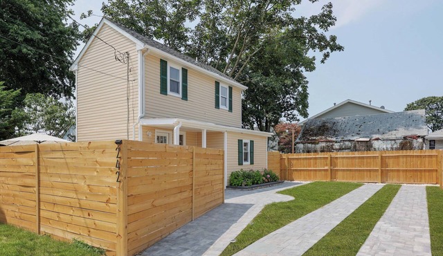 Cozy 2-Bedroom Home: Modern Amenities, WiFi, and AC—3 Blocks from Pier Village