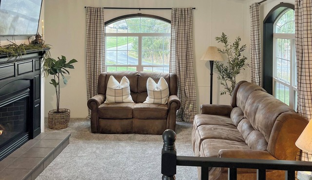 Cozy 2 bedroom home w Fireplace short drive to UPMC and Penn State Altoona