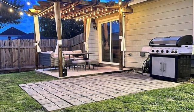 Cozy 2-Bedroom Home w/Study Room near IAH Airport