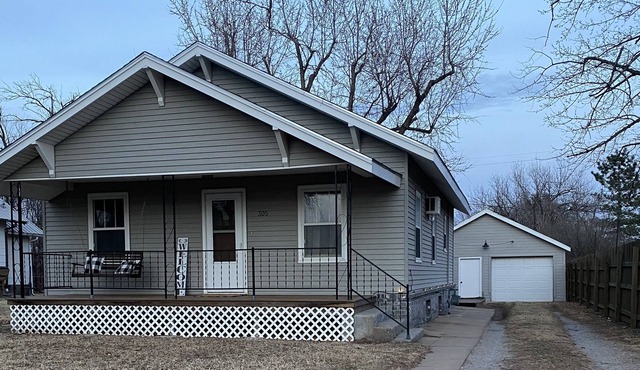 Cozy 2 bedroom home with your own parking. Can sleep 9