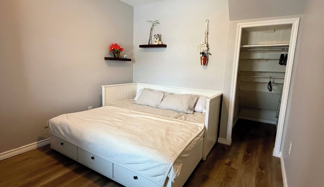 Cozy 2 bedroom house.Walking distance from Friendship Gardens.
