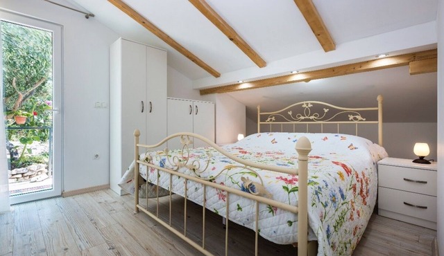 Cozy 2-Bedroom House for 4 - Pet-friendly with Comfortable Living Space
