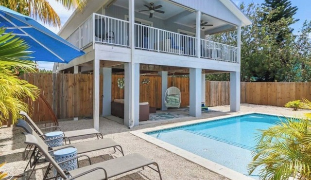 Cozy 2-bedroom house in charming Big Pine Key with canal view and relaxing pool