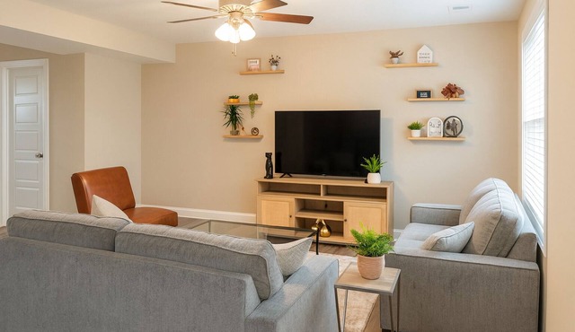 Cozy 2-bedroom house in charming Clarksville with AC
